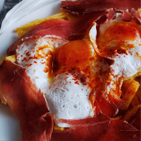 huevos con patatas y jamon